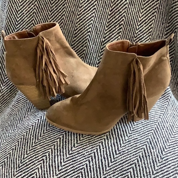 Ankle Boots with fringe - Picture 1 of 7